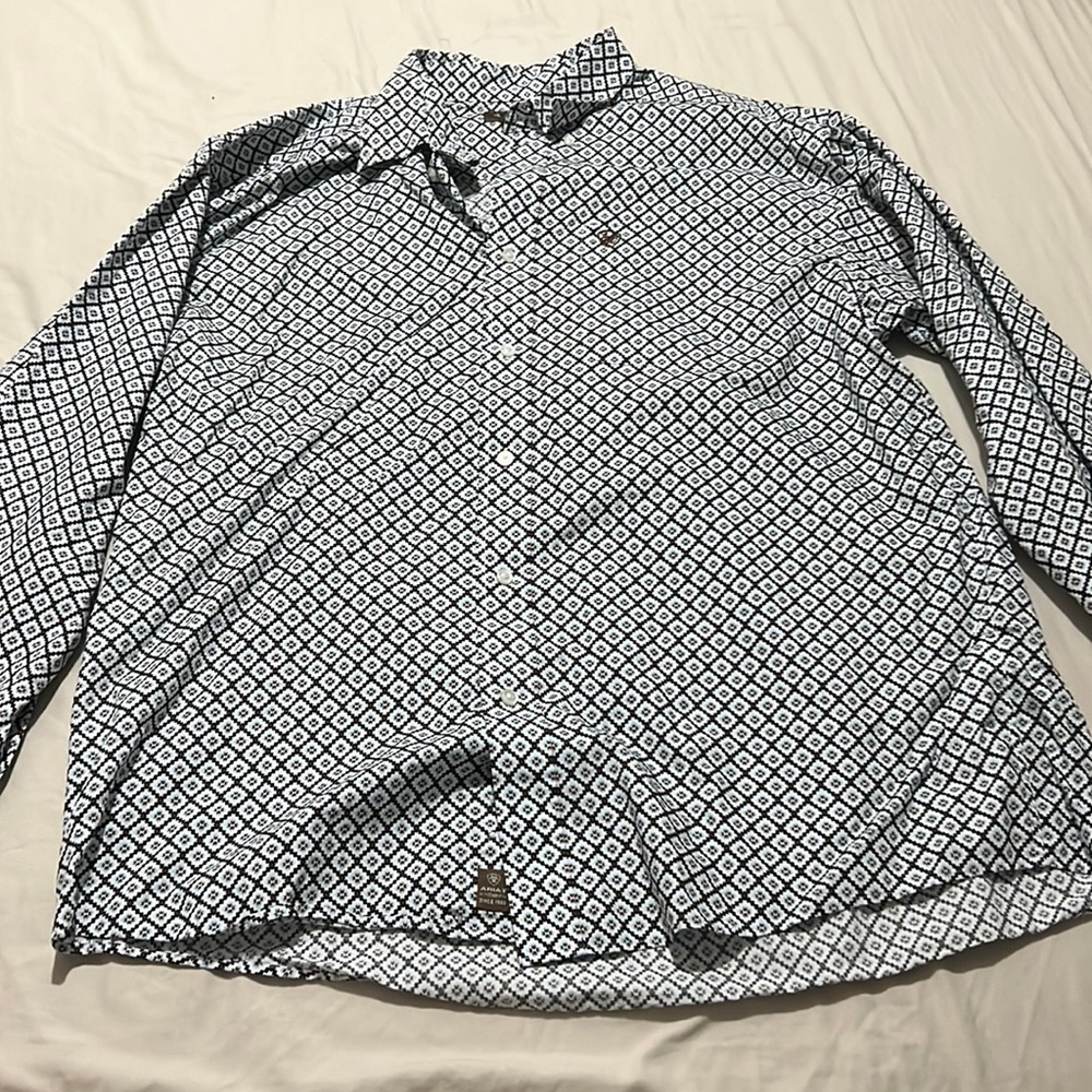 Men’s XL, collared button-down long sleeve